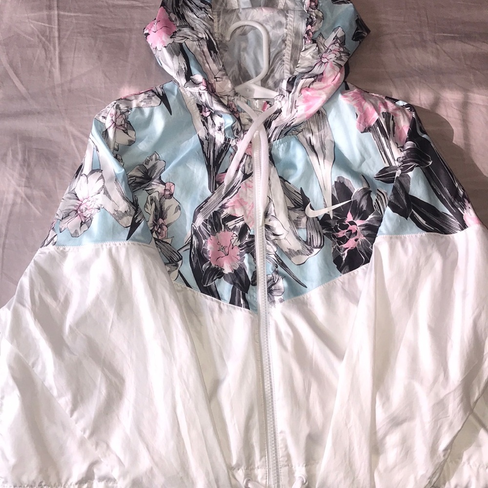 Brand new nike wind breaker never been worn